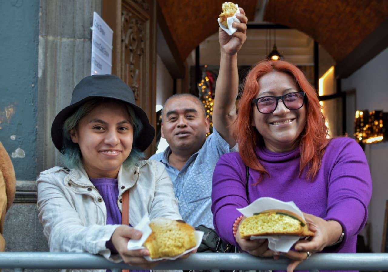 Poblanos comiendo rosca de reyes