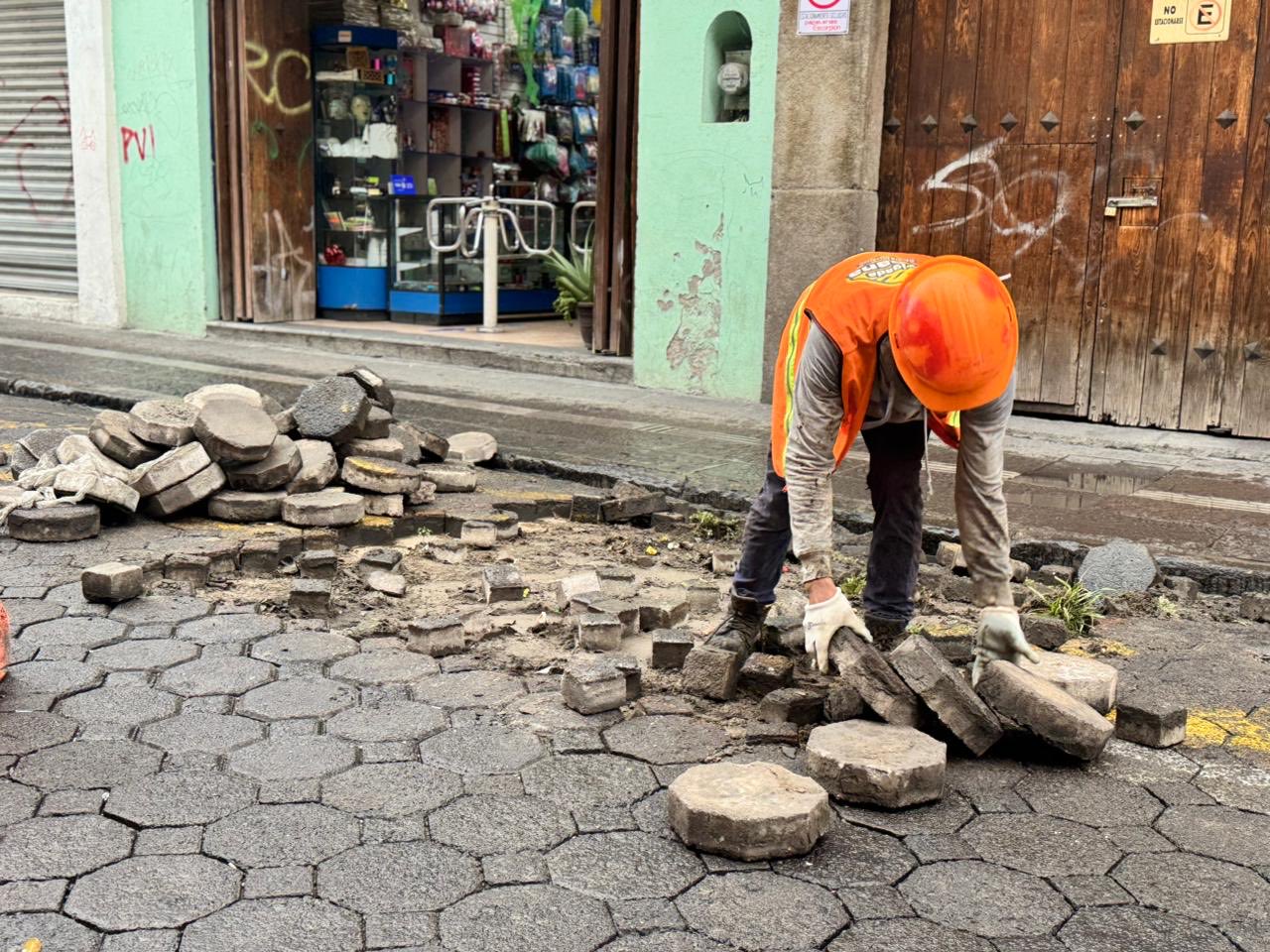 Pepe Chedraui refuerza bacheo con adoquín en el Centro Histórico