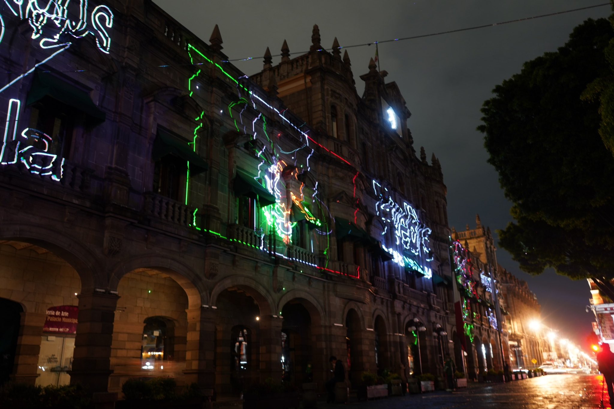 Pepe Chedraui inaugura nueva iluminación arquitectónica del Palacio Municipal