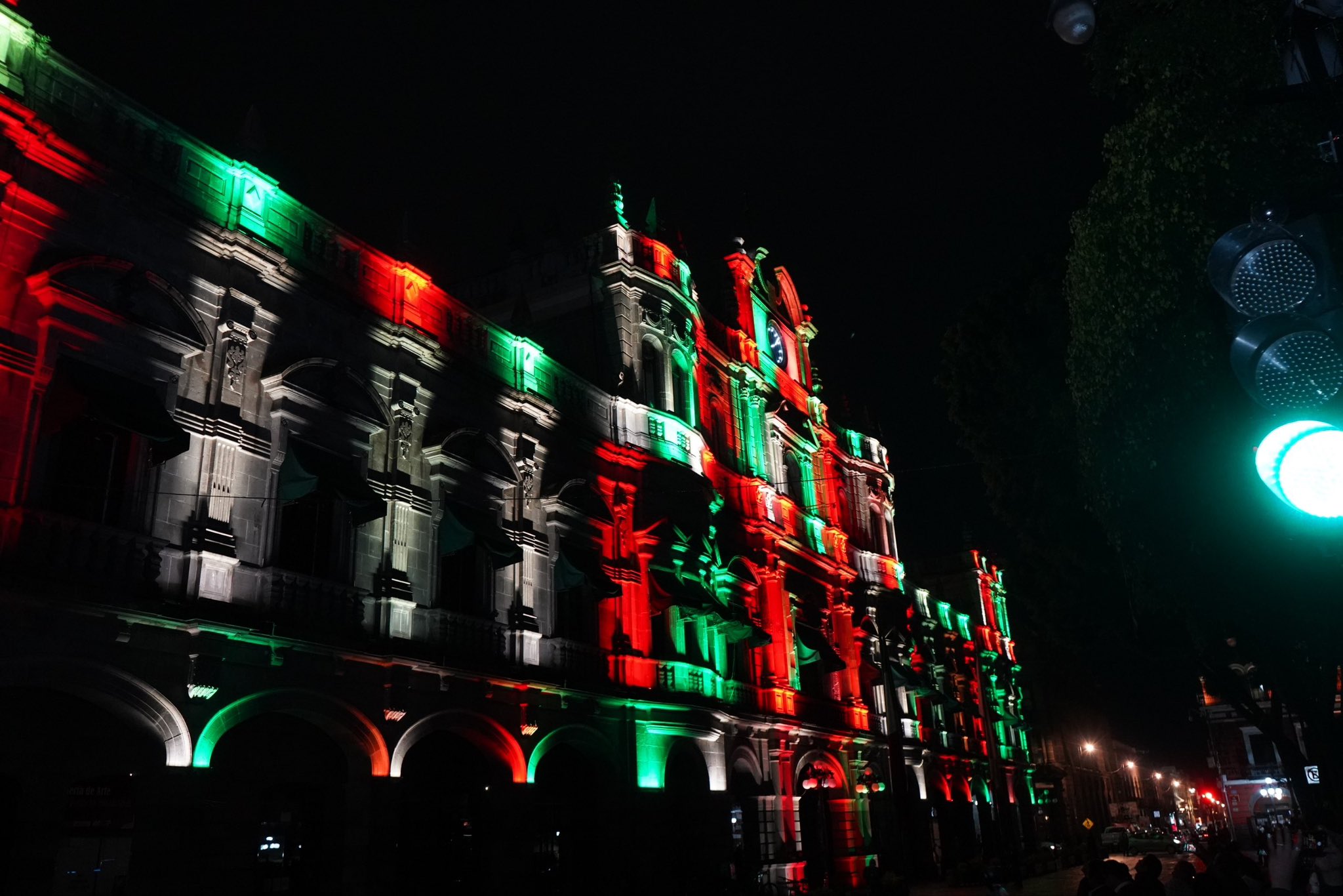 Pepe Chedraui inaugura nueva iluminación arquitectónica del Palacio Municipal