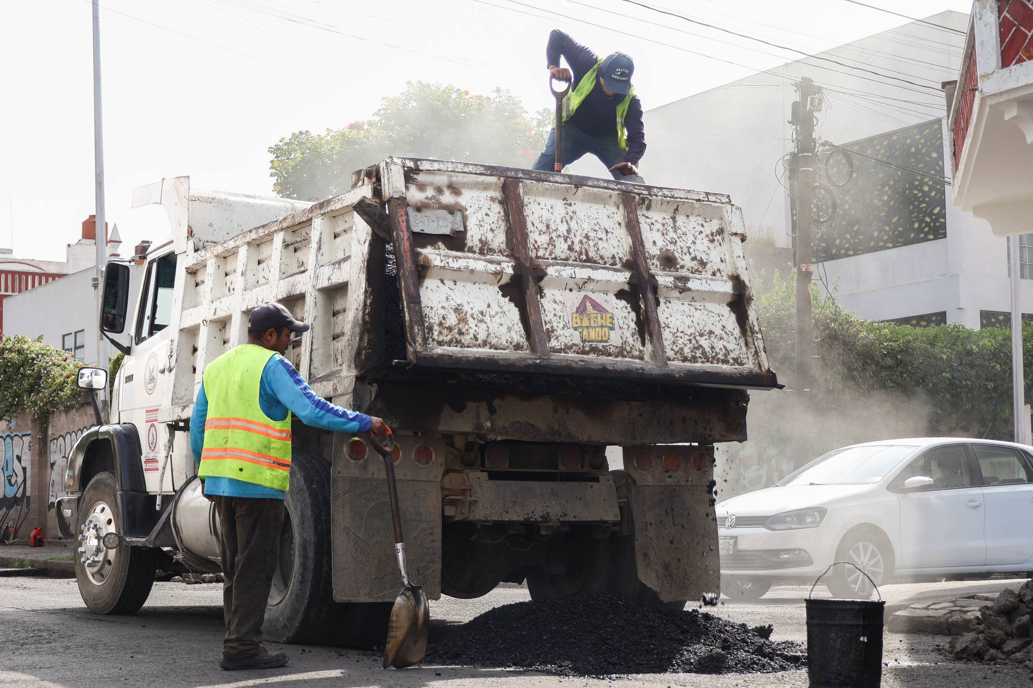 Pepe Chedraui impulsa movilidad segura con bacheo en la colonia El Carmen