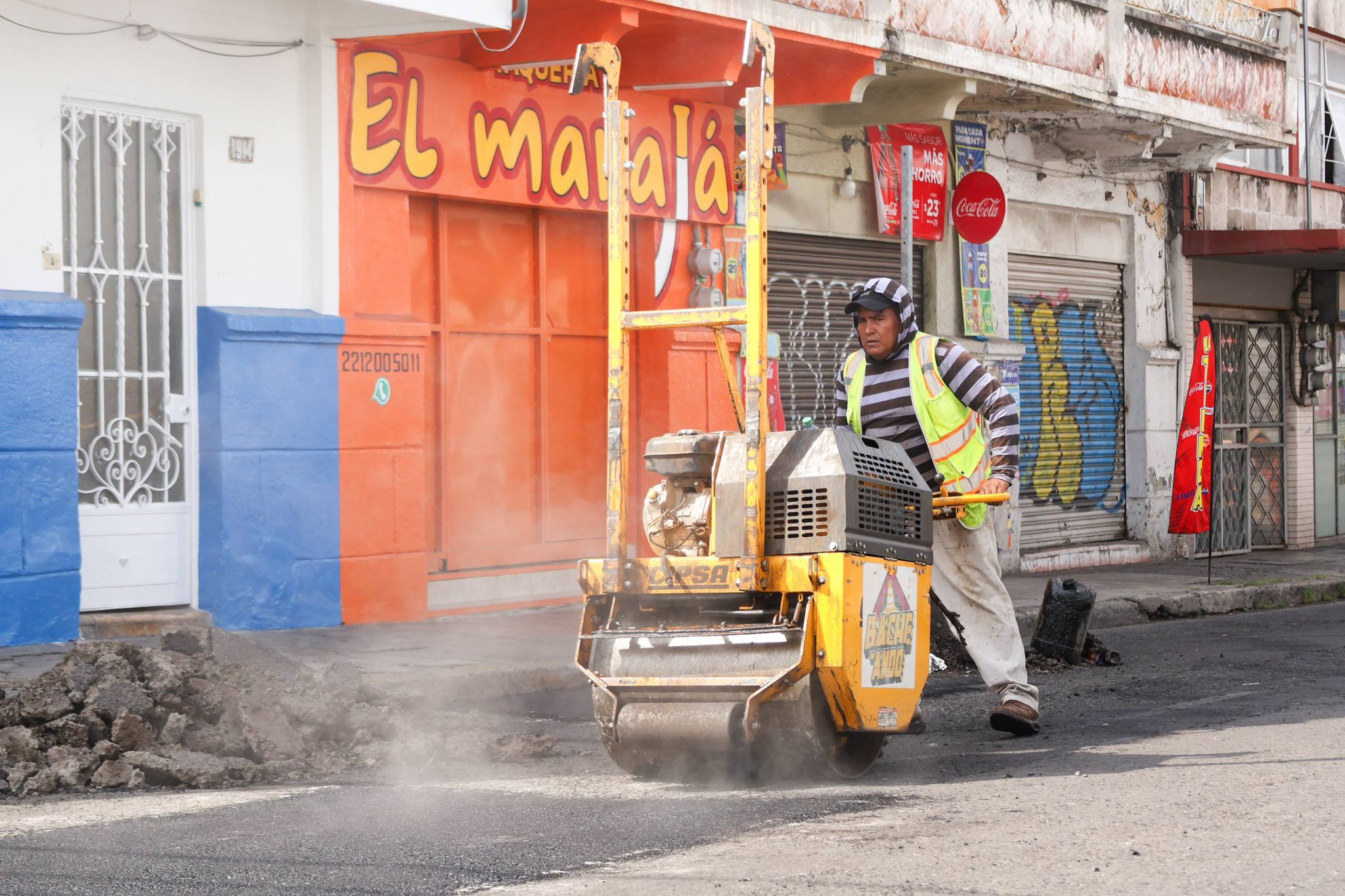 Pepe Chedraui impulsa movilidad segura con bacheo en la colonia El Carmen
