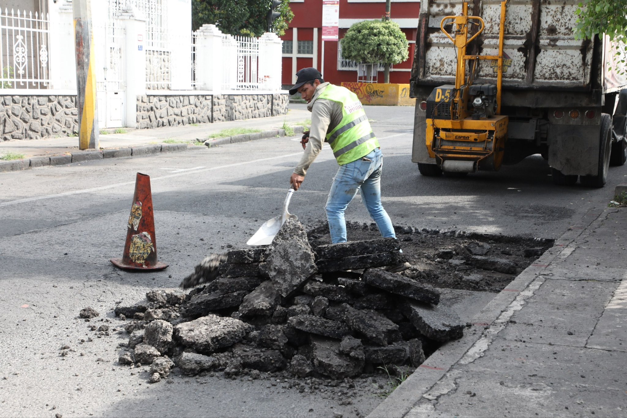 Pepe Chedraui impulsa movilidad segura con bacheo en la colonia El Carmen