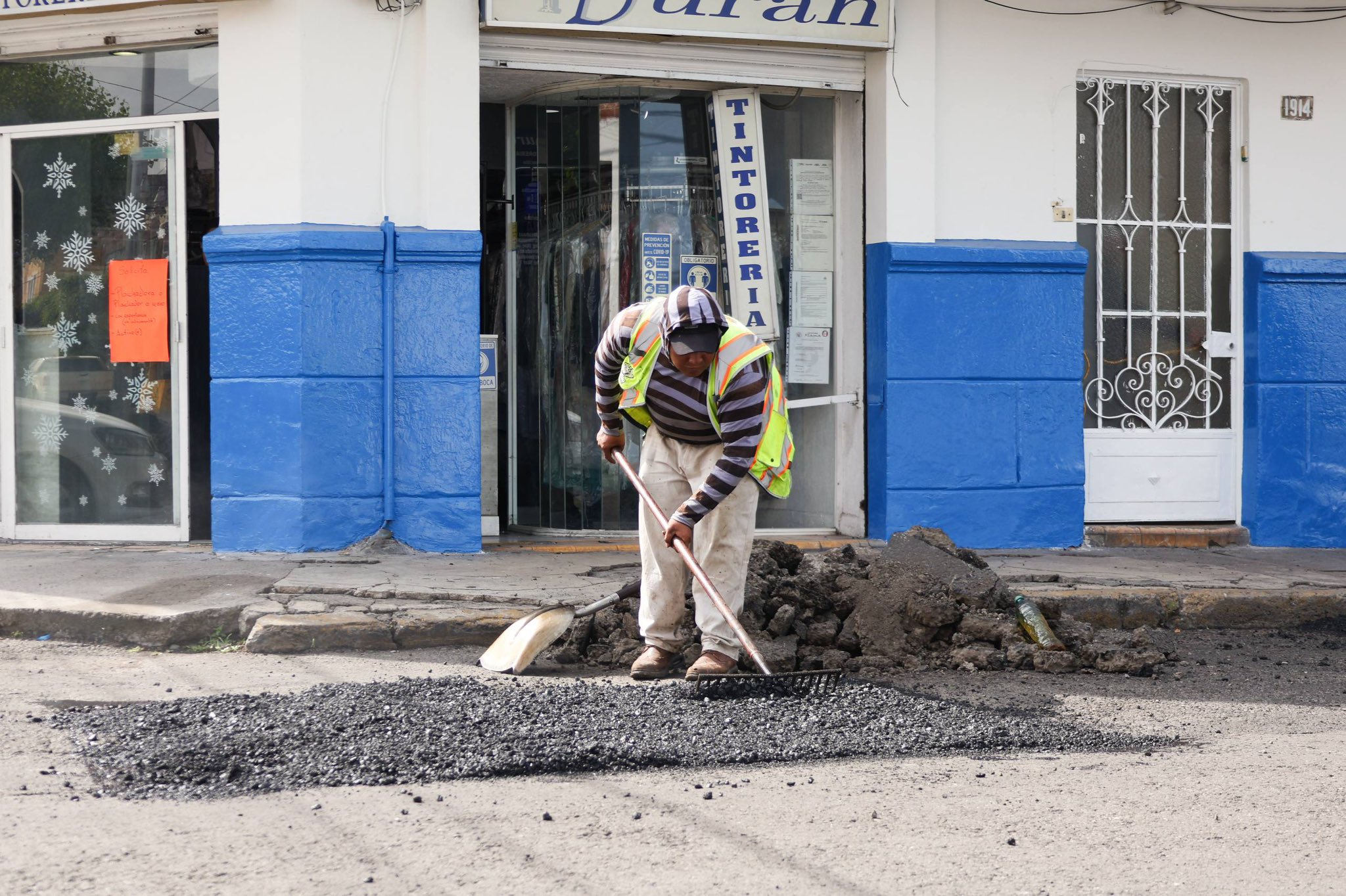 Pepe Chedraui impulsa movilidad segura con bacheo en la colonia El Carmen